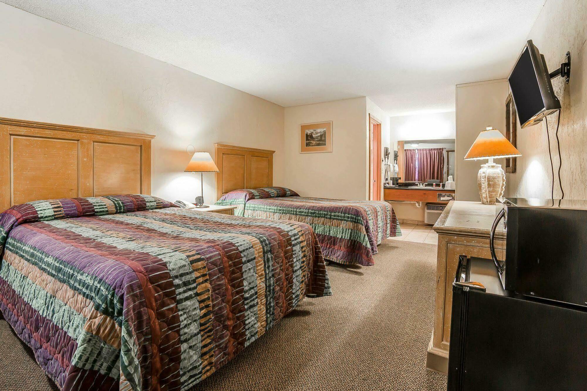 Econo Lodge Inn & Suites Kalispell - Glacier National Park Gateway Exterior foto